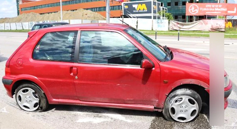 Pijana usred dana izazvala dva udesa i bježala sa probušenim gumama