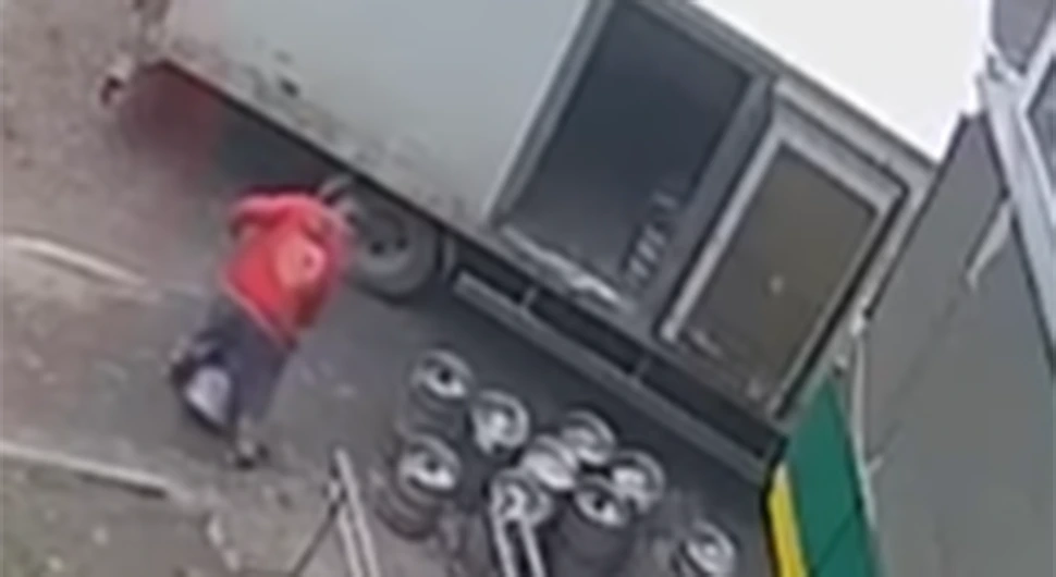 Policija na nogama zbog krađe bureta piva: Lopov snimljen na djelu