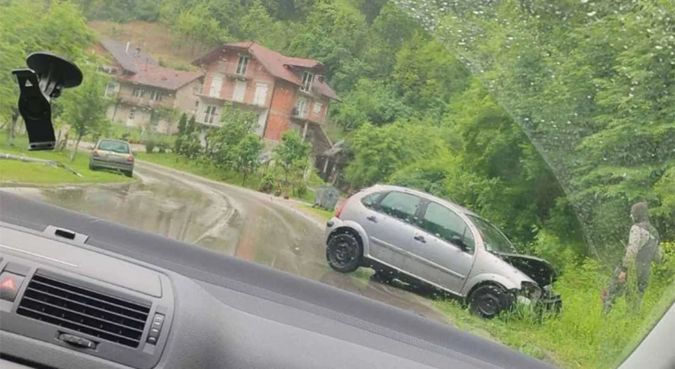 Nezgoda u banjalučkom naselju: Vozač sletio sa puta