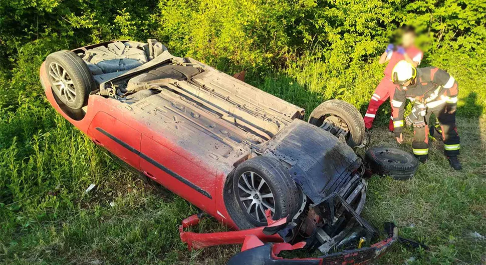 Nezgoda u banjalučkom naselju: Vozilo na krovu, točak otpao