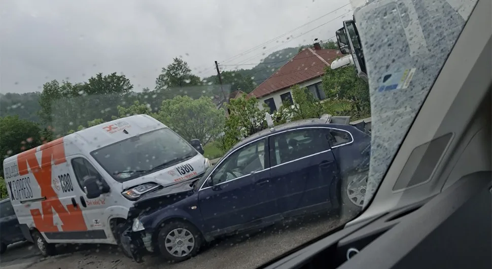 Teška nesreća u BiH: U sudaru dva kamiona i dva automobila povrijeđeno više osoba