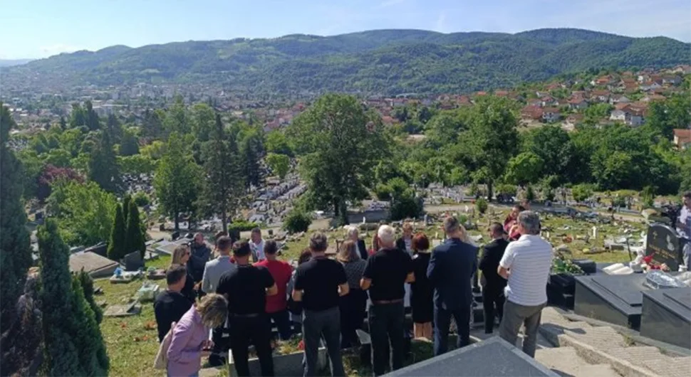 Служен парастос на споменику 12 беба на Новом гробљу у Бањалуци