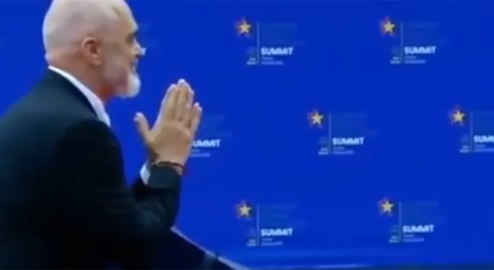 Рама клекнуо на црвеном тепиху због једне особе