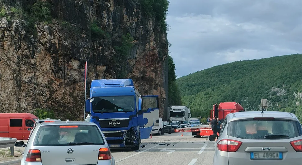 Судар два камиона у Црној Ријеци, саобраћај обустављен