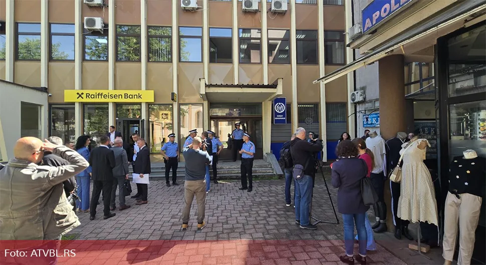 Бурно у Теслићу: Сједница Скупштине прекинута, реаговала и полиција