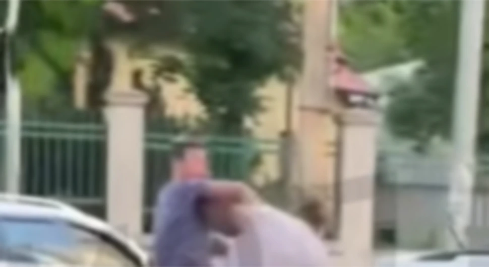 Potukli se nakon svađe nasred ulice, prolaznik snimao