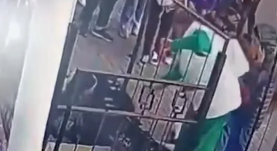 Земља се отворила: Рупа изненада прогутала људе - ВИДЕО