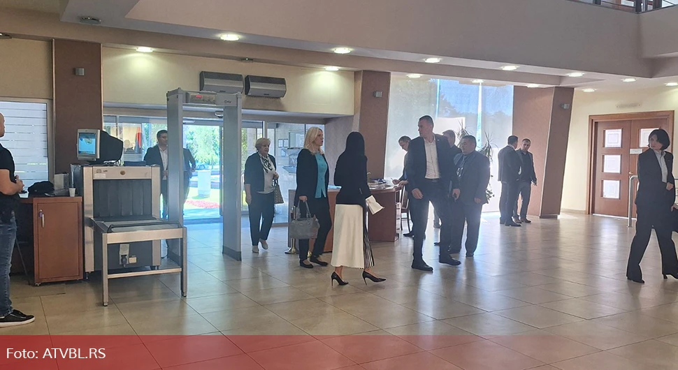 Dodik i Cvijanovićeva stigli na posebnu sjednicu o vetu srpskog člana Predsjedništva