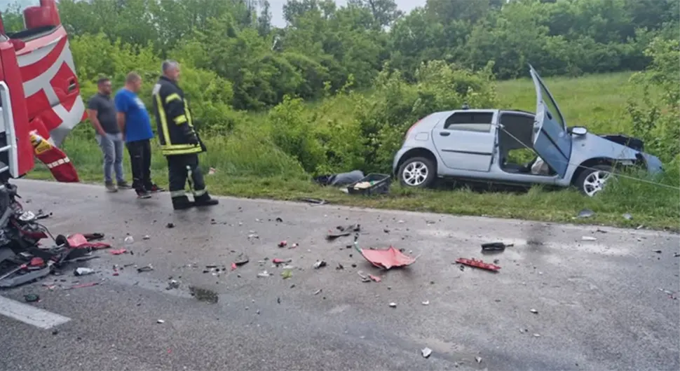 Sudar automobila i kamiona kod Doboja, jedna osoba teško povrijeđena