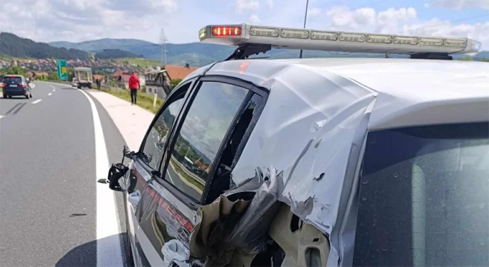 Sudar kamiona i službenog vozila: Povrijeđen policajac