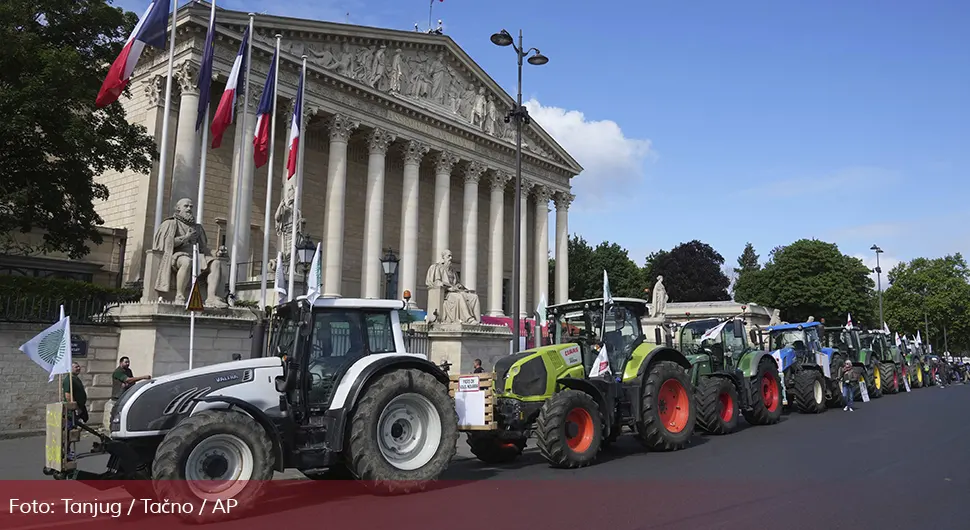 Farmeri dovezli traktore pred zgradu Narodne skupštine