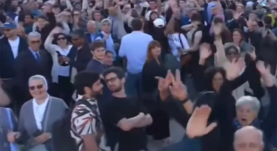 Gej par izazvao gnjev javnosti na inauguraciji pape, evo šta su uradili kada je naišla kamera