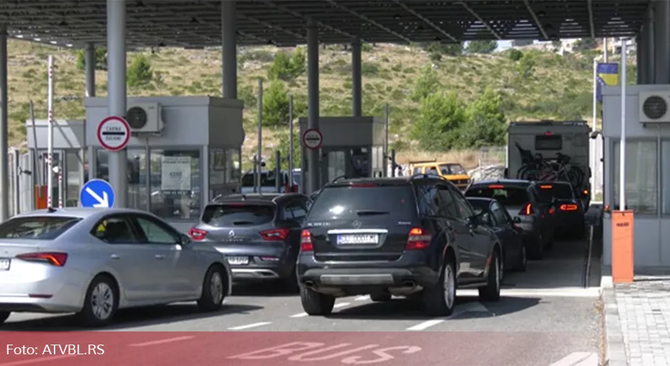 Dječak na granici prodaje kafu i vodu, kako bi pomogao nezaposlenoj majci