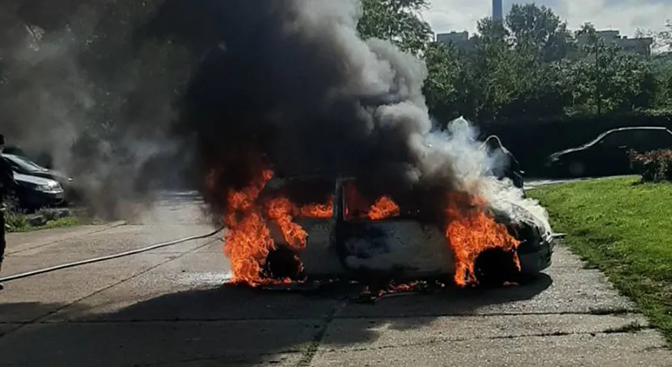Požar u Banjaluci: Vatra progutala automobil u kampusu