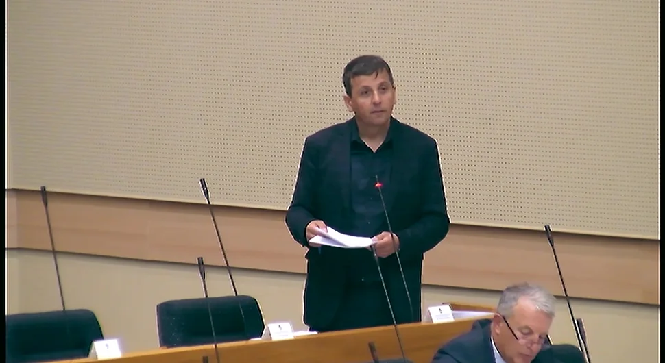 Vukanović pet minuta pričao o pogrešnoj tački dnevnog reda, Stevandić ga morao zaustaviti