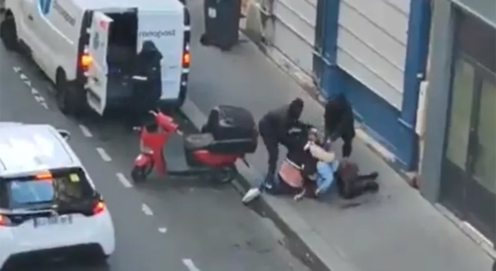 Žena vrišti, otmičari je vuku po ulici, muškarac je brani: Jeziv snimak pokušaja otmice u srcu Еvrope