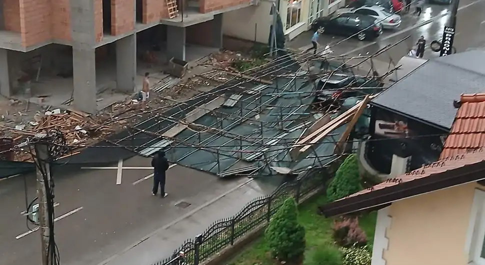Drama u Doboju: Skela pala na auto, vatrogasci izvlačili ljude