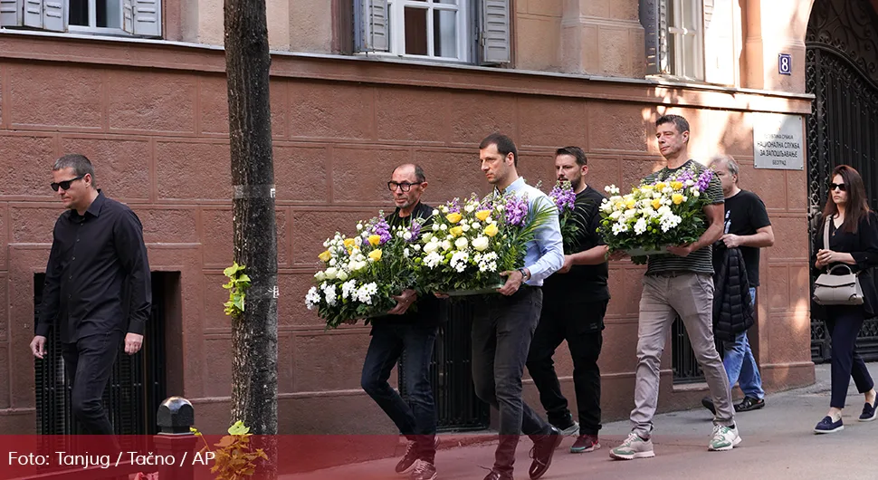 Bolno sjećanje: Ljudi se okupljaju ispred OŠ Vladislav Ribnikar