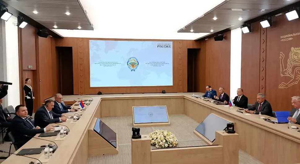 Предсједник Српске у Москви са Шојгуом