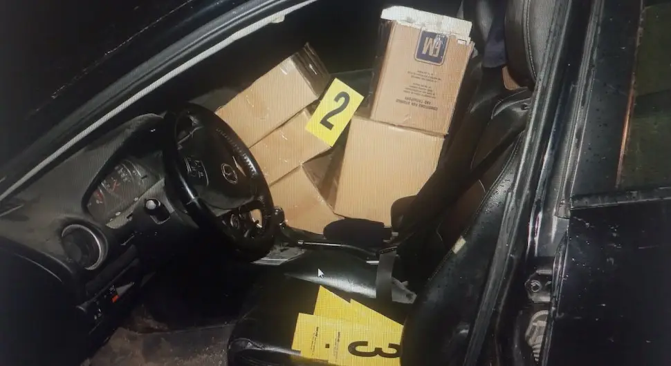U napuštenom autu otkriveno 12.450 kutija cigareta