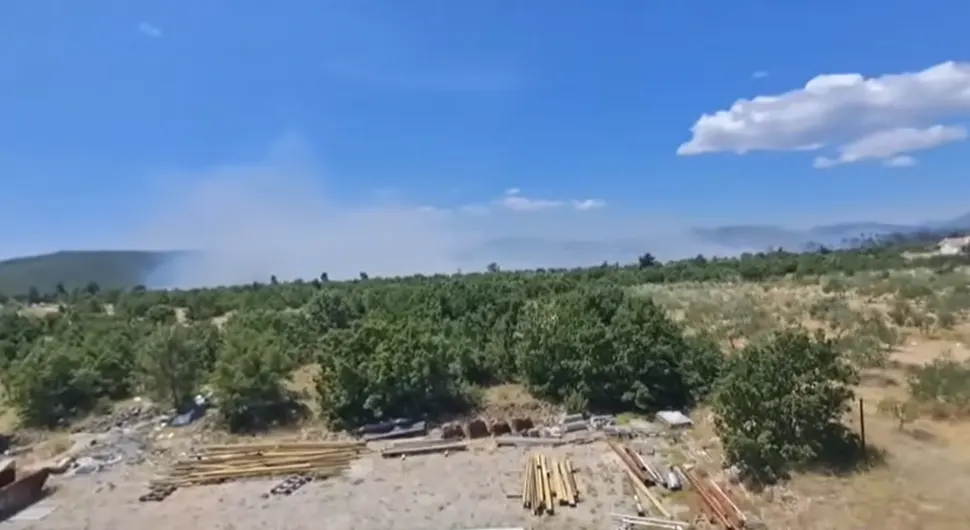 Bukti požar u Ljubuškom, gašenje vatre otežava jak vjetar