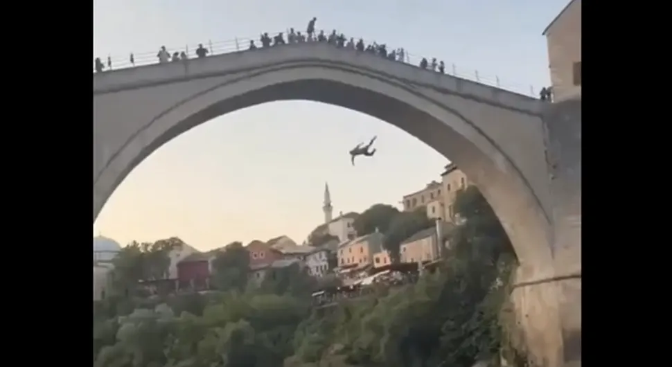 Stranac skočio sa Starog mosta u Neretvu, pa dobio batine