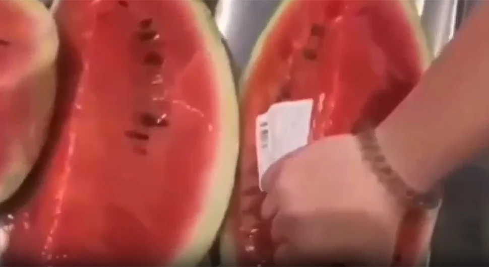 Bizaran trend: Upadaju u markete i gnječe lubenice