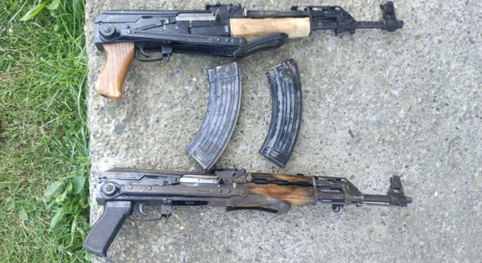 Policija pretresala kuću: Pronađeno oružje, jedno uhapšeno