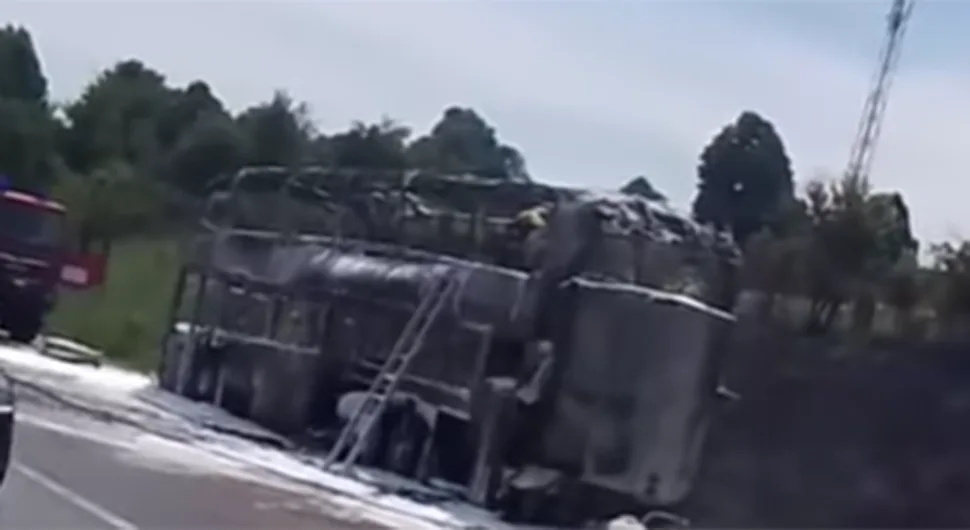 Zapalio se autobus koji je prevozio đake