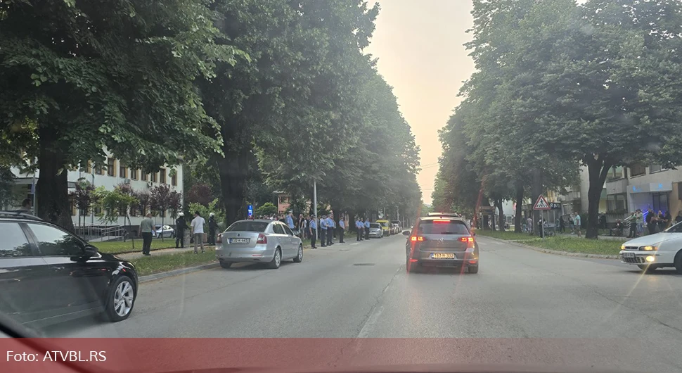 Јаке полицијске снаге испред Градске управе Теслић - ФОТО