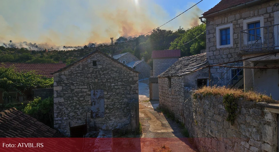 Alarmantna situacija u Trebinju - vatra prijeti kućama, zatvoren put