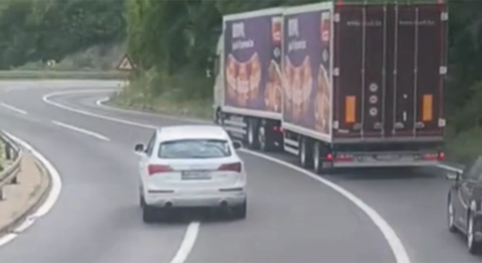 ''I onda se čudimo što ginemo'': Jeziv snimak - preko pune, u krivini pretiče kamion!