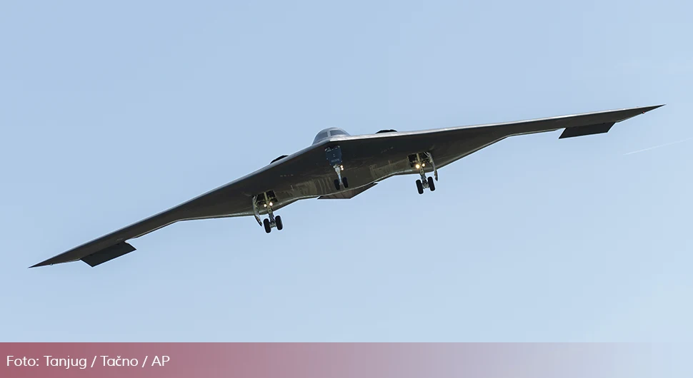 Б-2 ''Спирит'': Пилоти имали микроталасну и фрижидер у авиону током напада на Иран!
