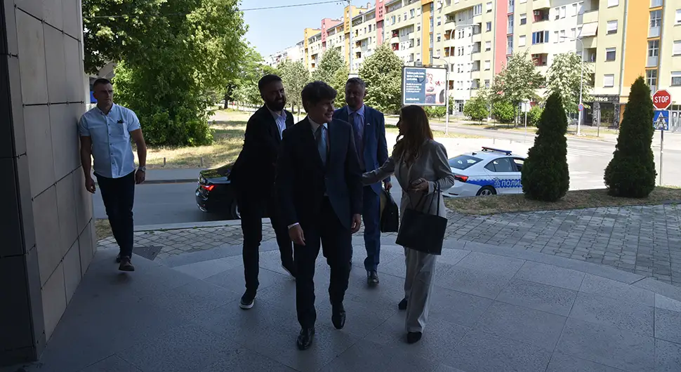 Поносан на коријене: Род Благојевић приликом посјете АТВ-у присутне поздравио на српском
