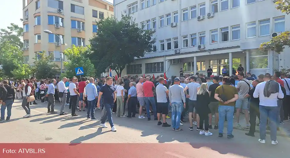 Građani i pristalice SDS-a ispred zgrade Suda, čekaju ročište Miličeviću