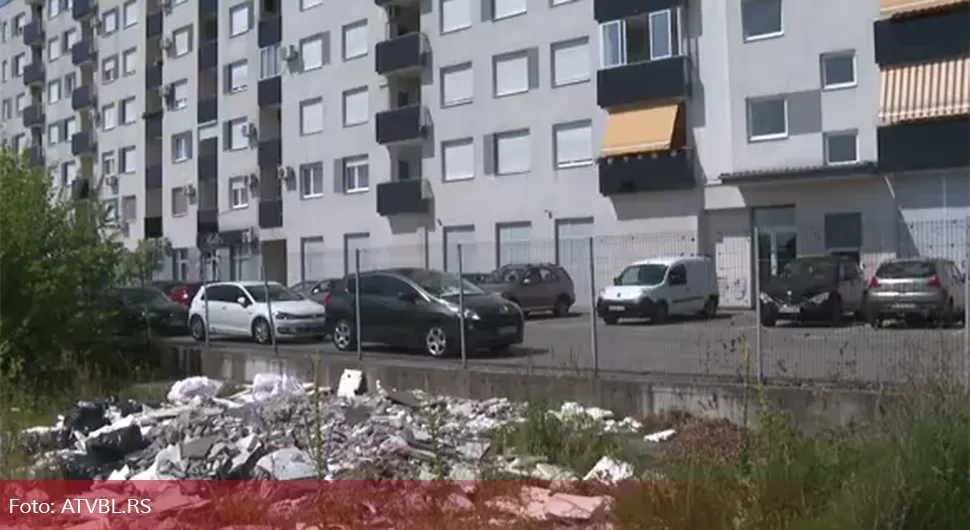 Мјештани Лауша љути: Смеће мјесецима пред вратима