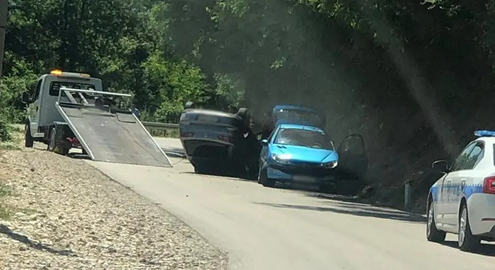 Teška nesreća na putu: Automobil završio na krovu