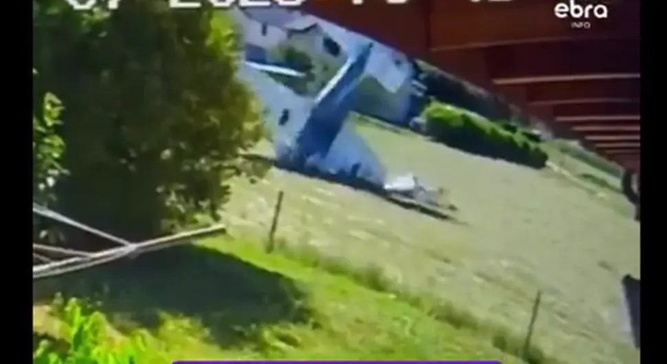 Sigurnosne kamere zabilježile pad aviona u dvorište, ima poginulih