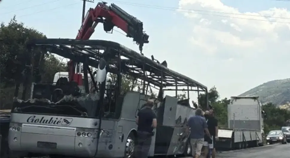 Запалио се аутобус из БиХ на путу у Црној Гори