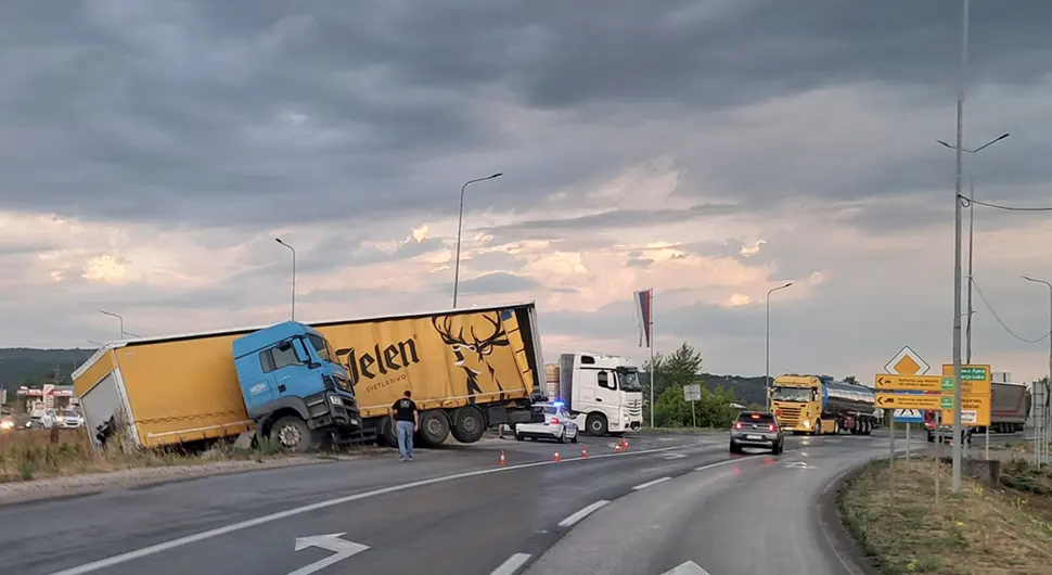 Камион слетио с пута на улазу у Модричу