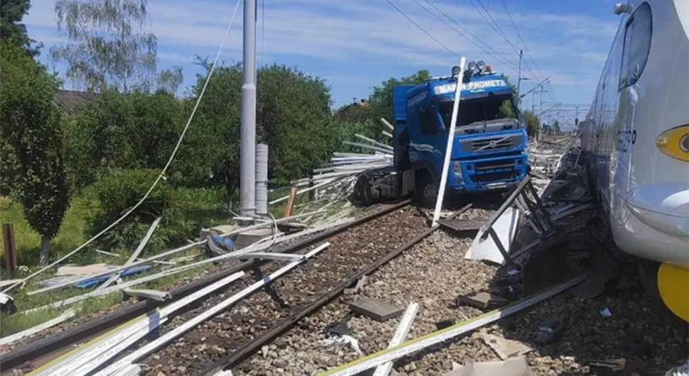 Несрећа код границе БиХ: Камион подлетио под воз, погинула једна особа