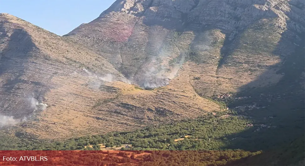 Vatra stigla blizu kuća, požar kod Trebinja gasi helikopter MUP-a
