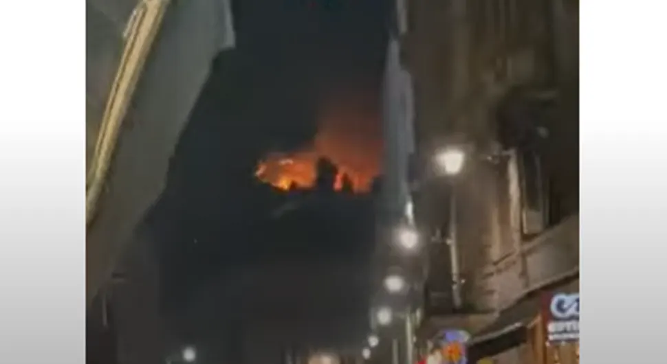 Rekla je ''da'', a onda je sve oko njih planulo: Romantičan trenutak se pretvorio u borbu sa požarom