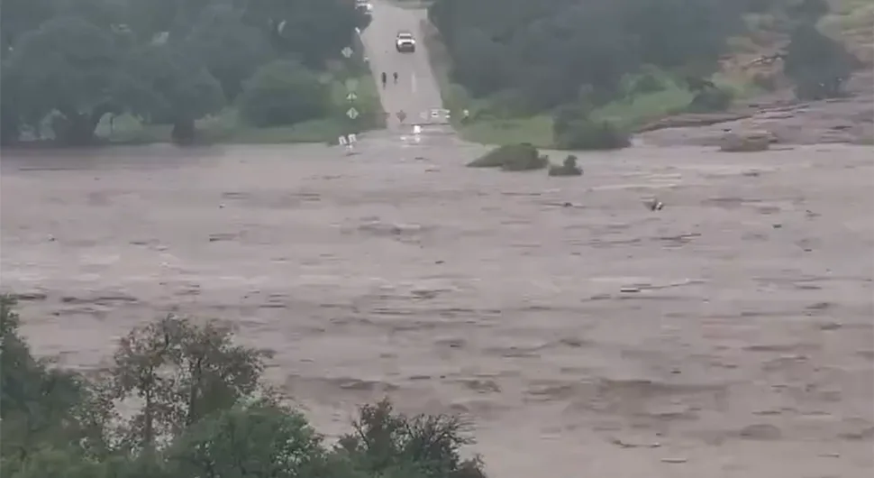 Poginulo 28 kampera u poplavama u Teksasu