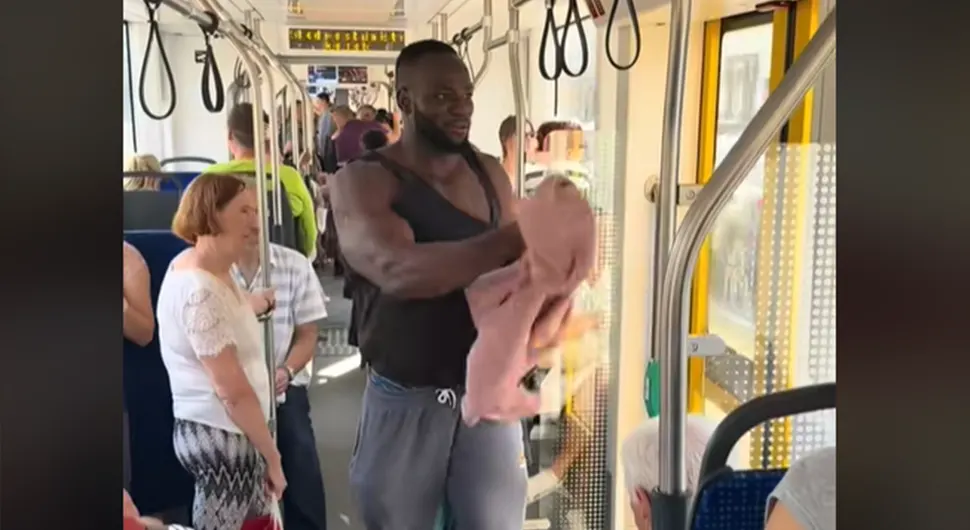 Neobična scena u sarajevskom tramvaju: Ušao je i skinuo majicu..