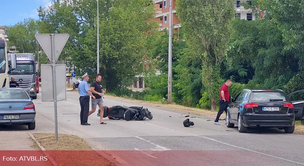 Nezgoda u centru grada: Sudarili se ''audi'' i motocikl