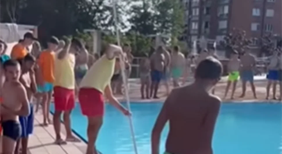 'Kako, brate mili?': Nesvakidašnja scena na bazenu, svi izašli iz vode