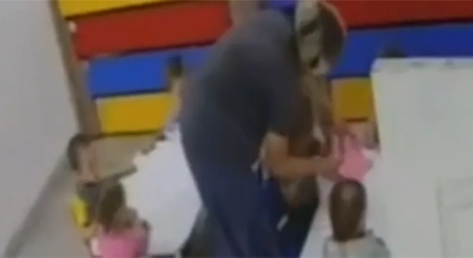 Vaspitačica snimljena kako davi dijete u vrtiću