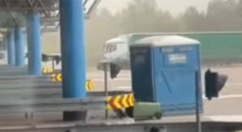Невиђени призор: WC прешао из Хрватске у Србију