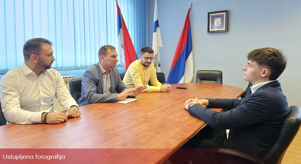 Гајић даривао генијалног Његоша Обрадовића: Знањем прославља име Угљевика и Српске